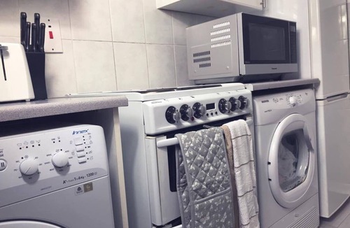 Kirkcaldy Apartment | 2 Bedroom Flat - Sleeps 4 - Parking - Wifi