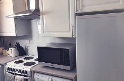 Kirkcaldy Apartment | 2 Bedroom Flat - Sleeps 4 - Parking - Wifi