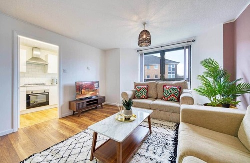 Glasgow Apartment | 2-Bedroom Gardens Retreat w/Free Parking