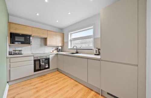 Greenock Apartment | 2 Bedroom House in Greenock with Free Parking - Close to Clyde Shipyard