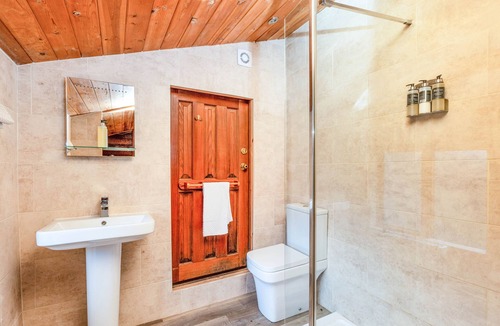 Portsonachan Cabin | 2 Bedroom Lodge With Hot Tub & Sauna , Full kitchen, Lounge, 2 Bathrooms