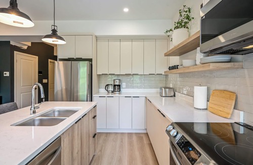 St. Davids Apartment | 2 Bedroom Modern Brand New Niagara Apartment up to 4 People