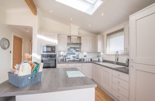 Lochwinnoch Cabin | 2 Bedroom Sleeps 4 Lodge-Smart Tv-Hot tub-Dogs Ok