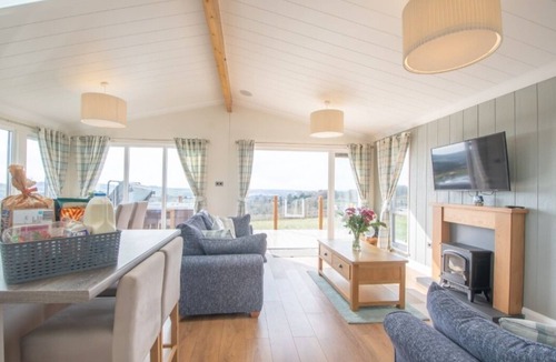 Lochwinnoch Cabin | 2 Bedroom Sleeps 4 Lodge-Smart Tv-Hot tub-Dogs Ok