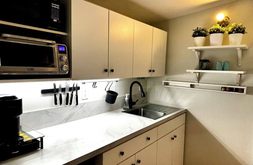 Carleton Place Apartment | 2 bedroom suite: King, Queen, parking, kitchenette, central, upper level