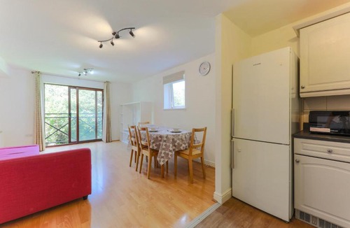West Thurrock Apartment | 2 bedroom with ensuite shower room host 6 people 6
