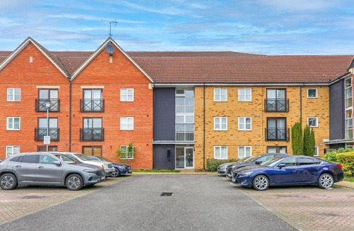 West Thurrock Apartment | 2 bedroom with ensuite shower room host 6 people 6