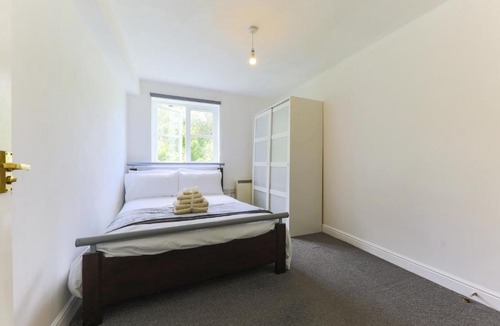 West Thurrock Apartment | 2 bedroom with ensuite shower room host 6 people 6
