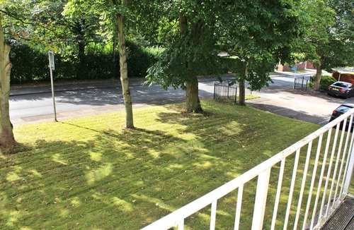 Doncaster Apartment | 2 Bedrooms - Large Balcony Apartment & Parking