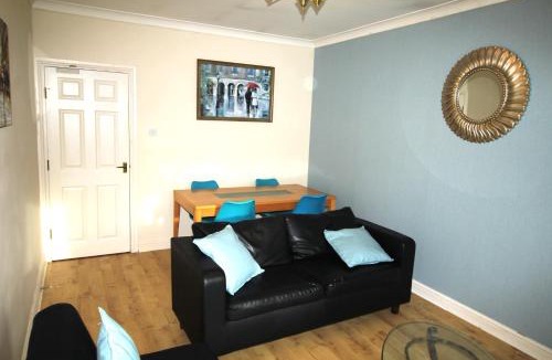 Doncaster Apartment | 2 Bedrooms & Sofa Bed - Balcony - Parking - Lift Access - Very Quiet Location