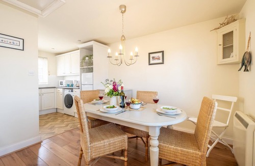 Thorpeness Apartment | 2 Bell Lodge - sleeps 6 guests in 2 bedrooms