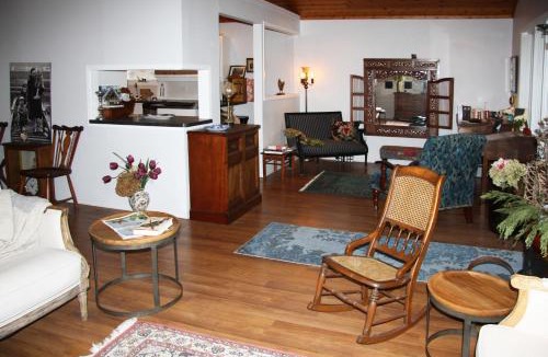 Historic Old Town Bed & Breakfast | 2 Moon Cottage