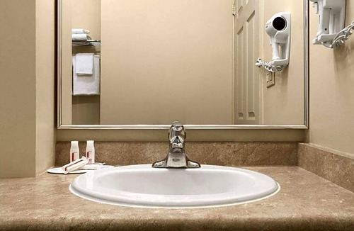 Guelph Hotel | 2-Star Hotel ∙ Days Inn by Wyndham Guelph