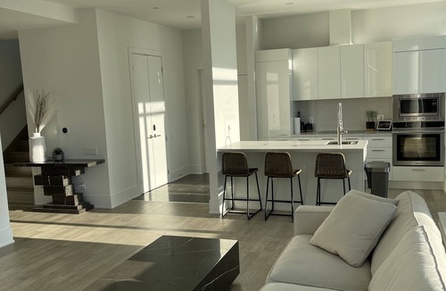Downtown Toronto Condo | 2 Story Condo - Private Rooftop Terrace & Elevator