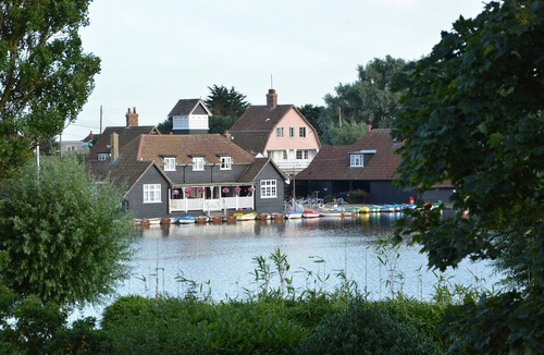 Thorpeness Cottage | 2 THE BAYS, THORPENESS, pet friendly, with a garden in Thorpeness
