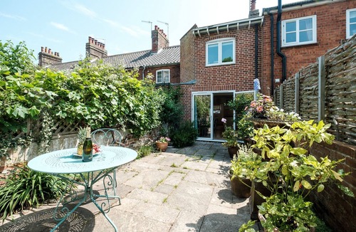Aldeburgh Cottage | 201 High Street - sleeps 4 guests in 2 bedrooms