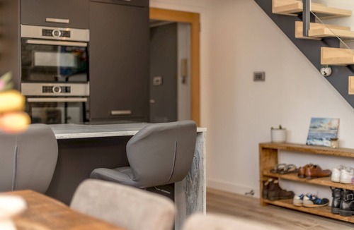 Merchiston Apartment | 2BD Loft Style Apt - Edinburgh - Free Parking - Pass the Keys