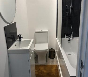 Snaresbrook House | 2BD Mews House in East London, walking distance to High Street and Tube
