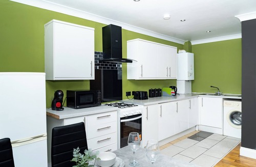Liberton Apartment | 2BD | Ocean Terminal | Tram to Airport | Sleeps 4