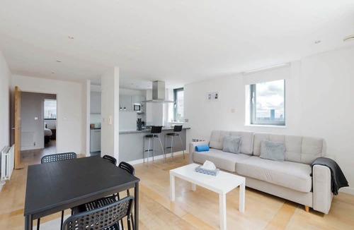 Poplar Apartment | 2BDR Flat with Skyline Views in East London
