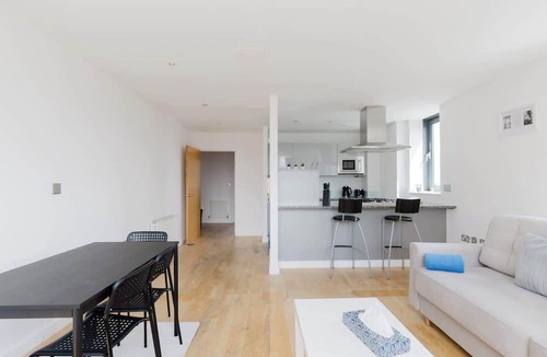 Poplar Apartment | 2BDR Flat with Skyline Views in East London