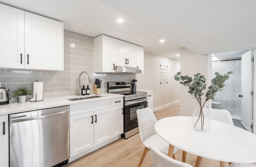 Hamilton House | 2Bed Sun Kissed Mountain Suite w/Private Patio. 10 mins to waterfalls & downtown