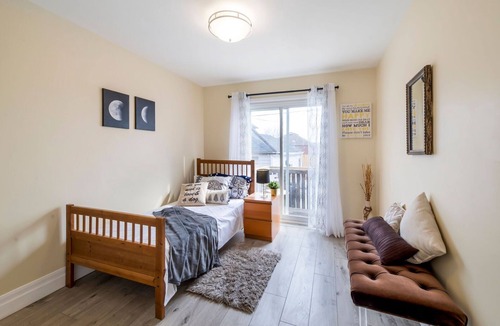 Topham Park House | 2Bedroom+1Bathroom+I Parking East-York bungalow
