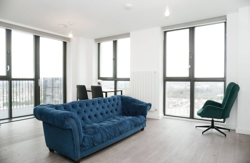 Barking Apartment | 2br-360 Views-balcony-parking-wifi-smarttv