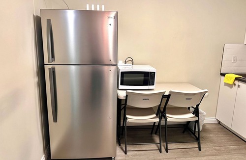 Bridgeview Apartment | 2BR Apartment Sleeps 4 | Close to University of Windsor & Ambassador Bridge