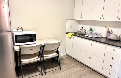 Bridgeview Apartment | 2BR Apartment Sleeps 4 | Close to University of Windsor & Ambassador Bridge