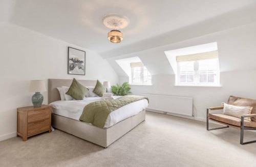 Datchet House | 2BR Cottage and Parking, 10 Mins to Windsor - By Tempstay