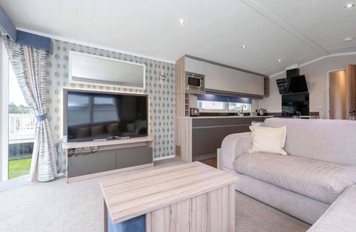 Prestonpans House | 2BR Deluxe - Starlink -Pool -Seton Sands -Sleeps 6