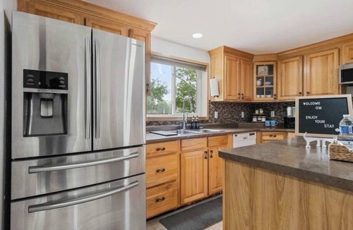 Fort Erie House | 2BR Lakeside Oasis w/BBQ & Parking | Sleeps 5!