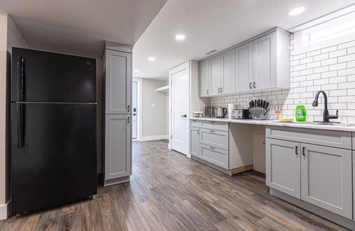 Kitchener Apartment | 2BR Sleeps 4 +Wifi+Parking+Pet.