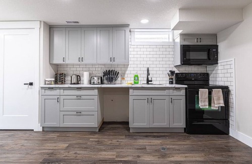 Kitchener Apartment | 2BR Sleeps 6 +Wifi+Parking+Pet