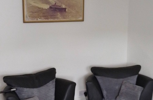 Largs Apartment | 2nd Floor, Train Stn, Beach, Cumbrae-Millport Ferry Port All Under 0.3 Mile.