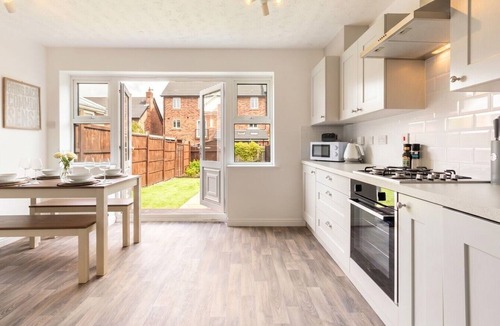 Northwich House | 3-Bed House Sleeps 6 with Driveway Parking · 10 Min to Knutsford