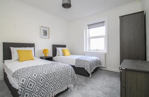 Greenock Apartment | 3-Bed Apartment - Near Clyde Shipyard - 25 min Glasgow Airport