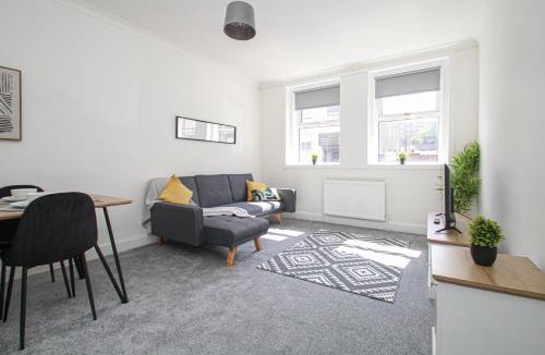 Greenock Apartment | 3-Bed Apartment - Near Clyde Shipyard - 25 min Glasgow Airport