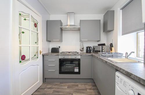 Greenock Apartment | 3-Bed Apartment - Near Clyde Shipyard - 25 min Glasgow Airport