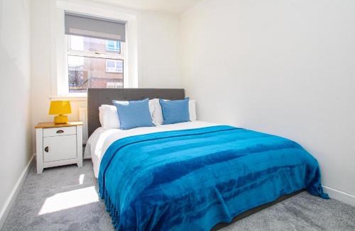 Greenock Apartment | 3-Bed Apartment - Near Clyde Shipyard - 25 min Glasgow Airport