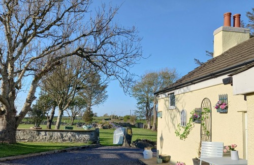Caergeiliog Cottage | 3 Bed Cottage- Immense Gardens - 5 mins drive to Rhosneigr + its stunning beach