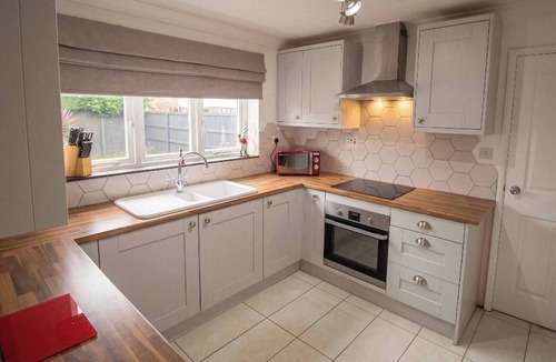 Warmsworth House | 3 Bed Detached - 3 Bathrooms - Parking - Quiet