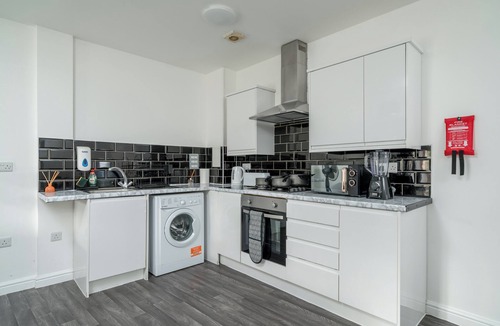Canning Town Apartment | 3 Bed- Full Balcony - CloseToO2 & Excel