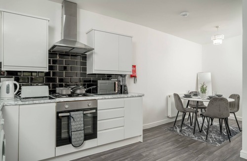 Canning Town Apartment | 3 Bed- Full Balcony - CloseToO2 & Excel