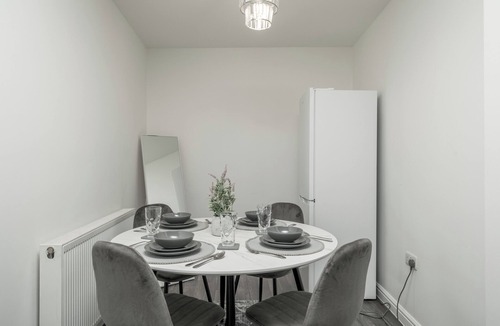 Canning Town Apartment | 3 Bed- Full Balcony - Closetoo2 & Excel