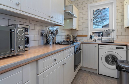 Glasgow Apartment | 3-Bed Glasgow Cromdale St - Sleeps 5 - Contractors, Business & Relocations
