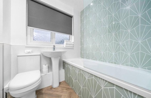 East Kilbride Apartment | 3-Bed Home in East Kilbride Ideal for Contractors & Longer Stays from Voyage Collection