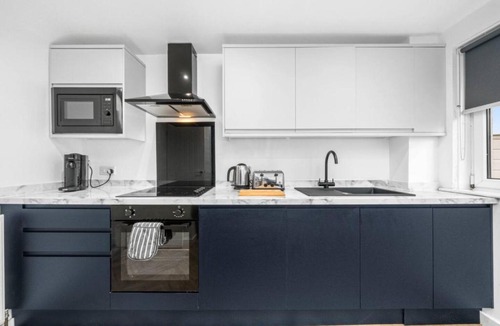 East Kilbride Apartment | 3-Bed Home in East Kilbride Ideal for Contractors & Longer Stays from Voyage Collection