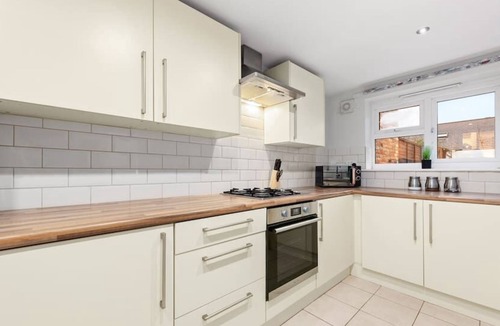 Cann Hall House | 3 Bed House Forest Gate E7 0AA · WiFi | Parking | Sleeps 7